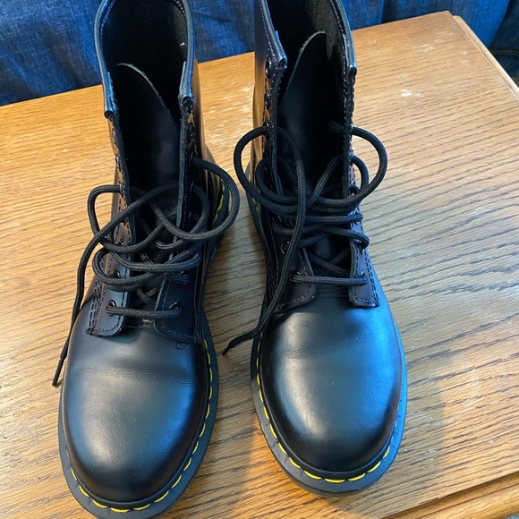 Dr. Martens virginia leather ankle boots, like new condition! - Picture 5 of 5